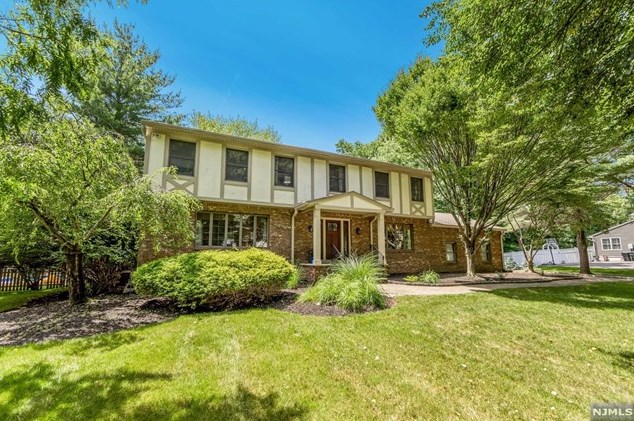 637 Midvale Ct, Westwood, NJ 07675-6007