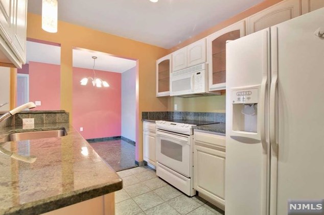 18 Garden Pl Apt 242, Edgewater, NJ 07020