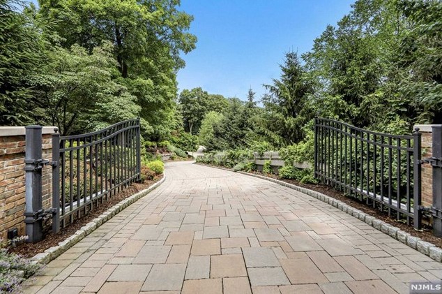 522 Hampton Hill Rd, Franklin Lakes, NJ 07417