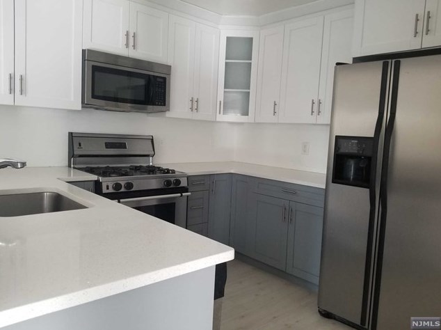 9 Cliff Dr, Englewood, NJ 07631