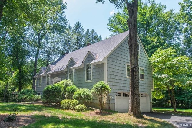 2 Michele Ct, Allendale, NJ 07401