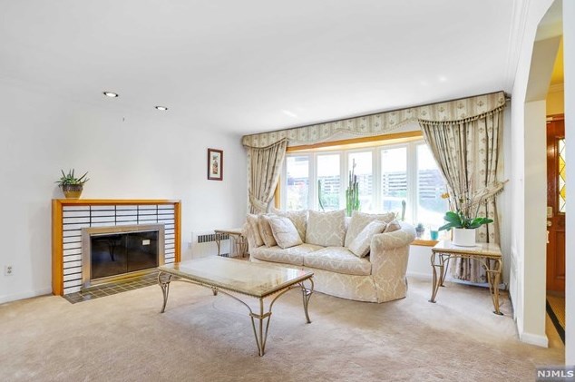 201 9th St, Palisades Park, NJ 07650