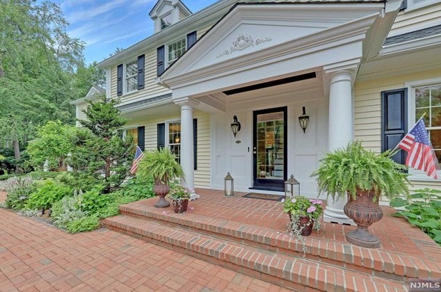 115 Yeoman Ct, Upper Saddle River, NJ 07458