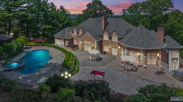 27 Shinnecock Trail, Franklin Lakes, NJ 07417