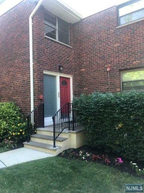 105 Meadowbrook Rd, Englewood, NJ 07631-4333