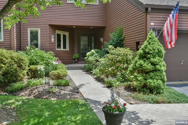 29 Indian Field Ct, Mahwah, NJ 07430