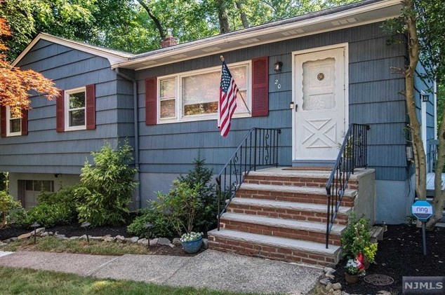 20 Seneca Dr, Skyline Lakes, NJ 07456