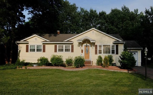 922 Laurel Ave, River Edge, NJ 07661