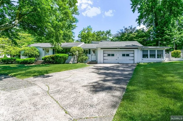 44 Merritt Ave, Cresskill, NJ 07626