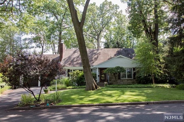 1065 Woodland Ave, Oradell, NJ 07649