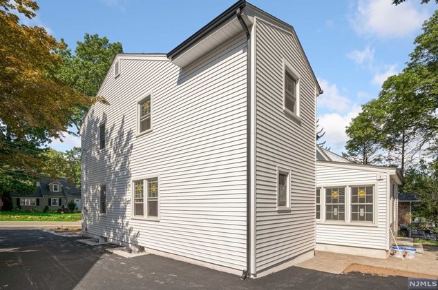 47 Wyckoff Ave, Wyckoff NJ  07481-3101 exterior