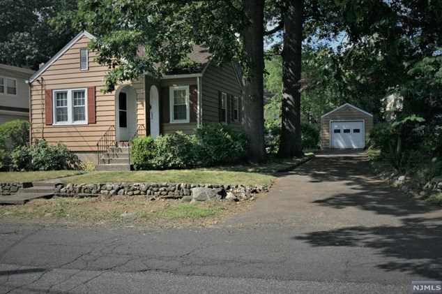 91 Chamberlain Pl, Midland Pk, NJ 07432-1624