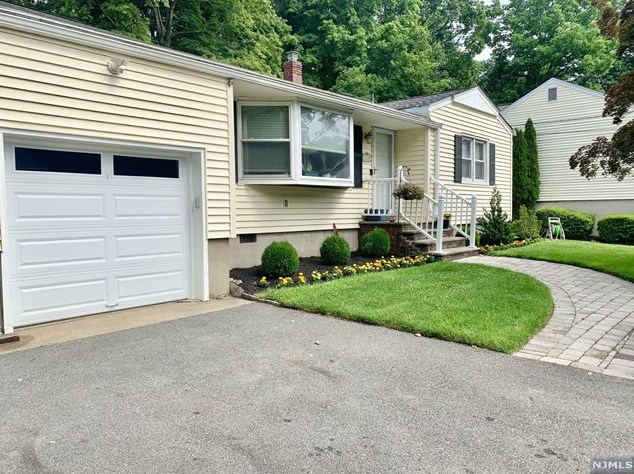 61 Monhegan Ave, Oakland, NJ 07436