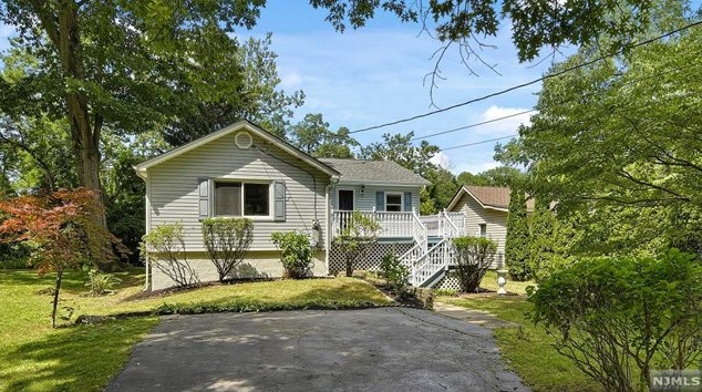 45 Island Terrace, Oakland, NJ 07436