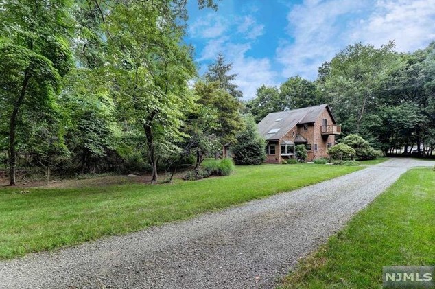 904 Colonial Rd, Franklin Lakes, NJ 07417