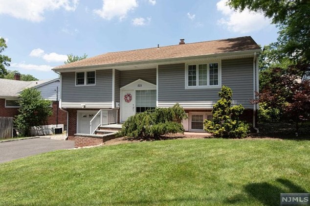 521 Nordhoff Dr, Leonia, NJ 07605-1010