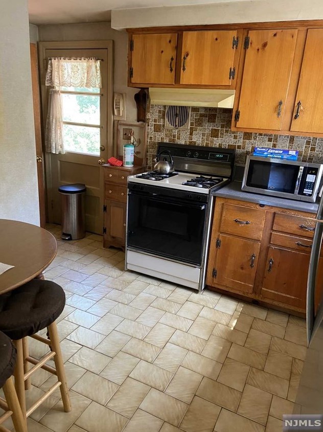 77 Moore Ave, Waldwick, NJ 07463-1947
