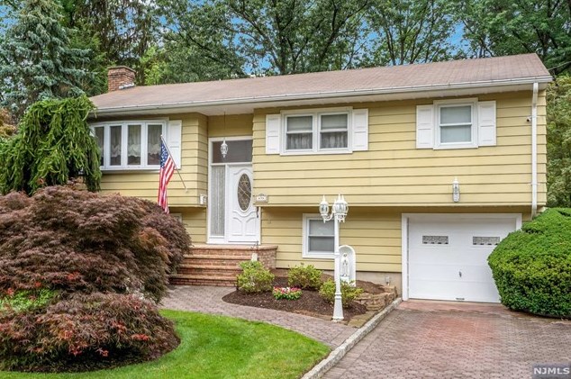 9 Sulak Ln, Park Ridge, NJ 07656