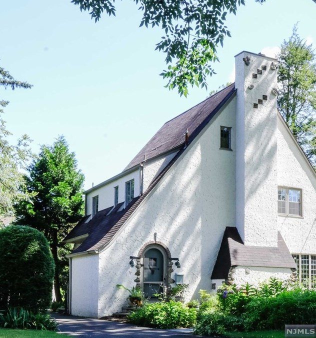 77 Sherwood Rd, Ridgewood, NJ 07450