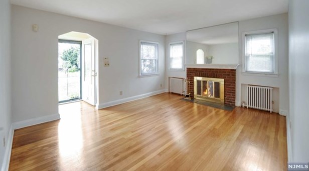 36 Stillman Ave, Bergenfield, NJ 07621-1230