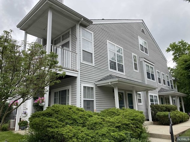 1130 Hyde Park Ct, Mahwah, NJ 07430