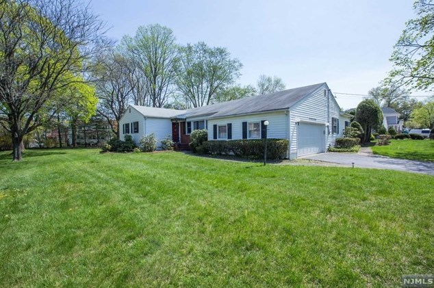 6 Oxford Pl, Cresskill, NJ 07626