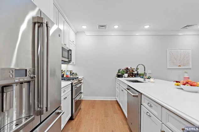 28 Bright St #504, Jersey City, NJ 07302
