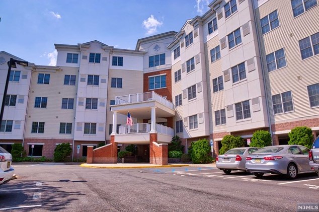 189 Forest Ave #211, Paramus, NJ 07652