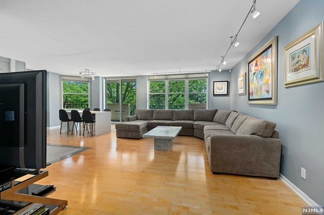 100 Grand Cove Way #4k, Edgewater, NJ 07020