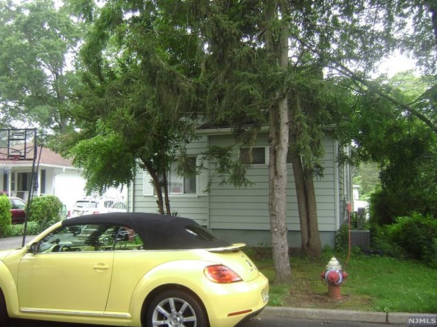 433 Holly Ave, Paramus NJ  07652-5716 exterior