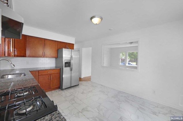 4 Eastgate Ct #1, Lodi, NJ 07644