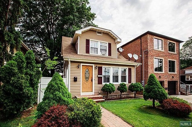 127 E Brinkerhoff Ave, Palisades Park, NJ 07650