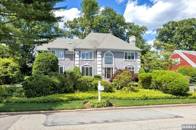 5 Douglas Dr, Hillsdale, NJ 07642-1004