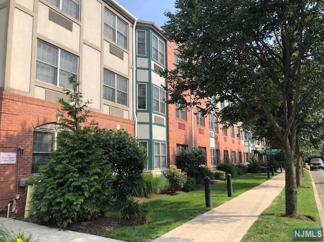 323 Willow St Apt 2c, Teaneck, NJ
