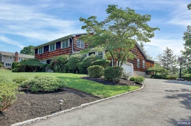 56 Horizon Ter, Hillsdale, NJ 07642-1025