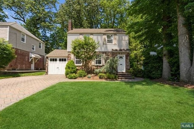 117 Surrey Ln, Tenafly, NJ 07670