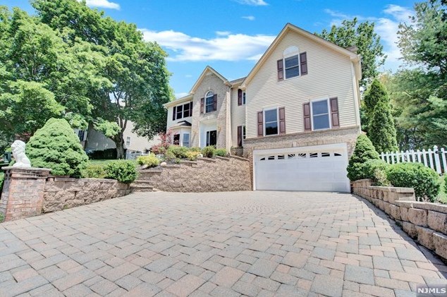 2 Frederick Ct, Park Ridge, NJ 07656-1944