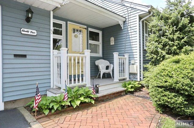 94 Owen Pl, Paramus, NJ 07652-4023