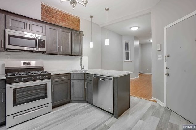 80 Hampton Ct #2r, Jersey City, NJ 07302