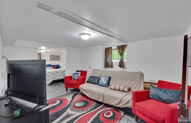 45 Broad St, Bergenfield NJ 07621-3003 exterior