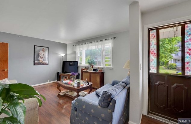 45 Broad St, Bergenfield NJ 07621-3003 exterior