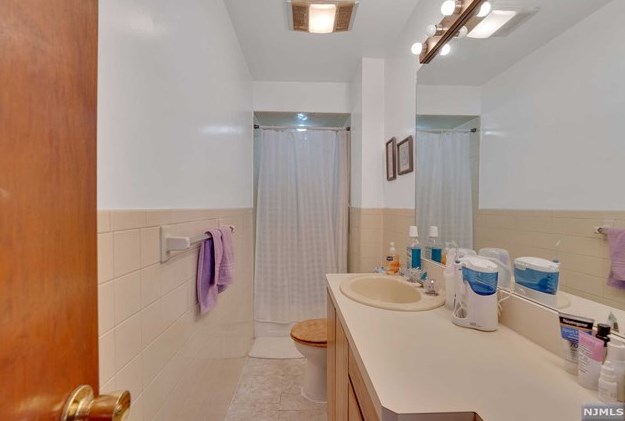 45 Broad St, Bergenfield NJ 07621-3003 exterior