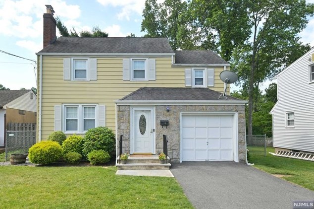 80 Bergen Ave, Waldwick, NJ 07463-2111