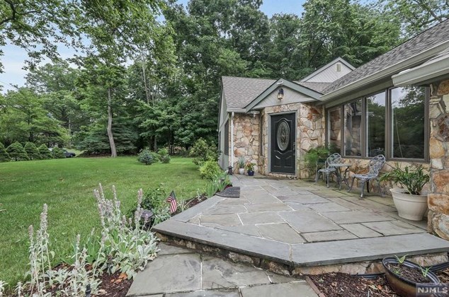 12 Drake Ln, Upper Saddle River, NJ 07458