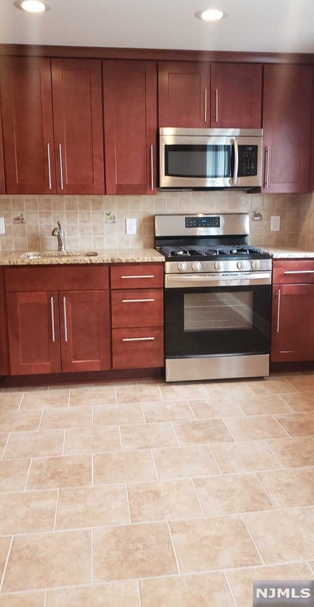 23 Grant St, Elmwood Park, NJ 07407