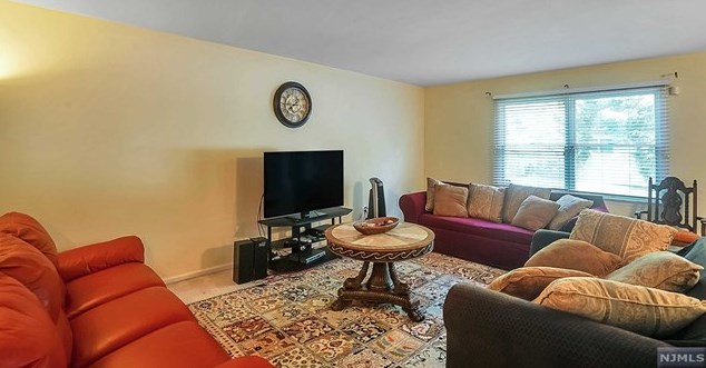 7 Christine Ct, Spotswood, NJ 08884-1078