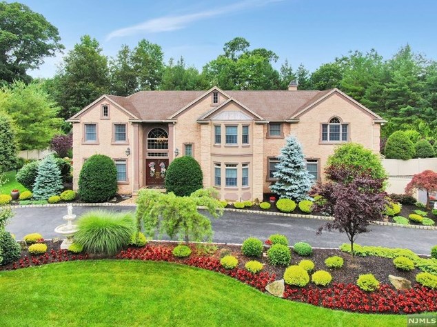 4 Sherwood Ct, Westwood, NJ 07675-7404