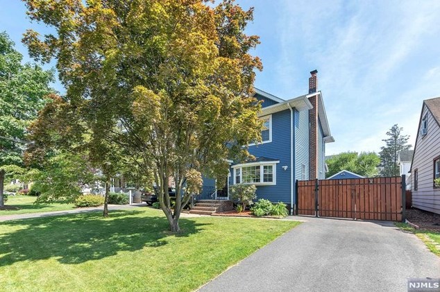 16 New York Ave, Bergenfield, NJ 07621-1329
