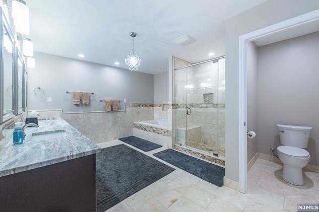 49 Martha Pl, Oakland NJ  07436-1603 exterior