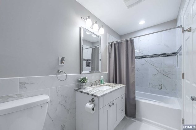 49 Martha Pl, Oakland NJ  07436-1603 exterior